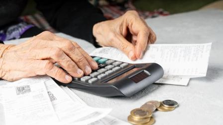 Ayuda a personas mayores de 65 anos renta 2023_img