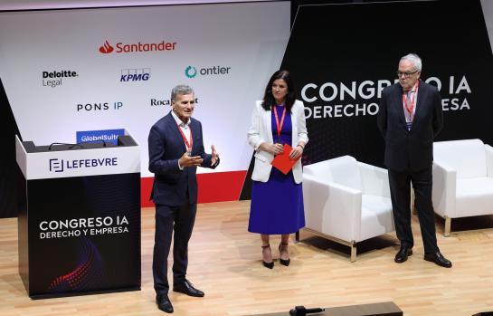 José Ángel Sandín, CEO de Lefebvre; Julia Fernández, directora de colectivos y negocio no residentes en Santander España, y Juan Pujol, presidente de Lefebvre