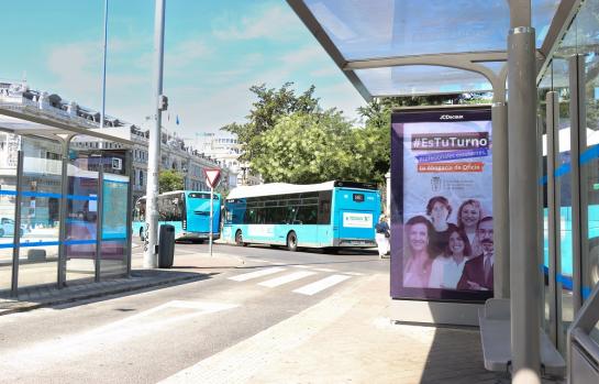 Imagen de una marquesina con la campaña del ICAM para poner en valor el Turno de Oficio de Madrid_img