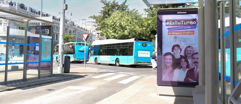Imagen de una marquesina con la campaña del ICAM para poner en valor el Turno de Oficio de Madrid_img