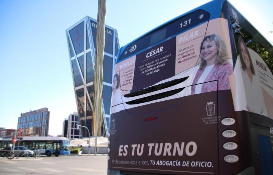 Trasera de un autobús de la EMT en Plaza de Castilla con la campaña del ICAM en favor del Tirno de Oficio_IMG