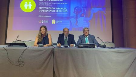 María Pastor, vicesecretaria general del Consejo General de la Abogacía Española; Carlos Arias, presidente de la Subcomisión de Menores del Consejo General y José Adolfo Baturone, decano del Colegio de Cádiz_img