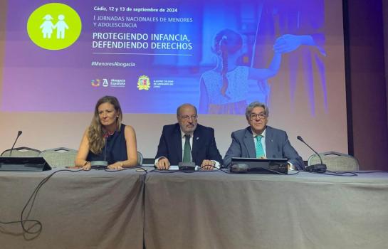 María Pastor, vicesecretaria general del Consejo General de la Abogacía Española; Carlos Arias, presidente de la Subcomisión de Menores del Consejo General y José Adolfo Baturone, decano del Colegio de Cádiz_img