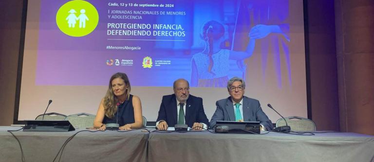 María Pastor, vicesecretaria general del Consejo General de la Abogacía Española; Carlos Arias, presidente de la Subcomisión de Menores del Consejo General y José Adolfo Baturone, decano del Colegio de Cádiz_img