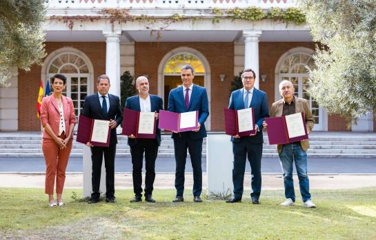 Firma del acuerdo de pensiones_img