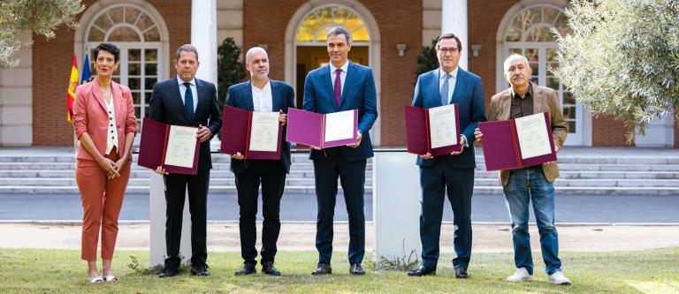 Firma del acuerdo de pensiones_img