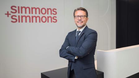 Simmons-Simmons-Daniel Vazquez_img