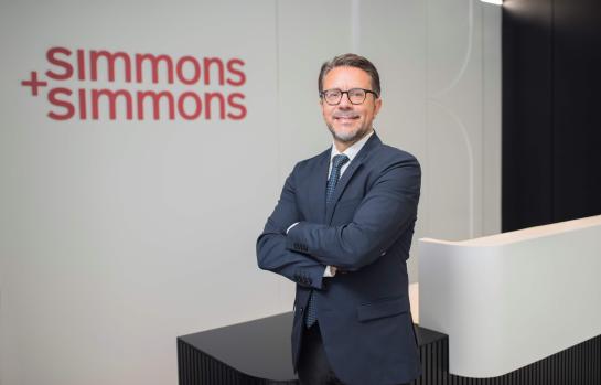 Simmons-Simmons-Daniel Vazquez_img