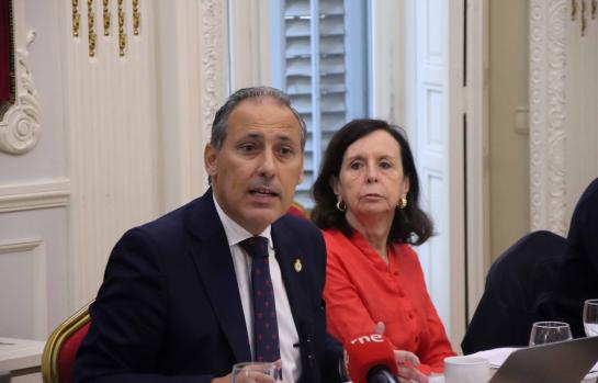 El decano del ICAM y la catedrática María Emilia Casas_img