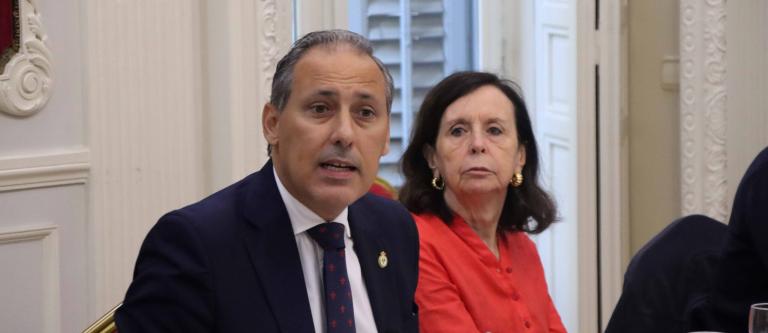El decano del ICAM y la catedrática María Emilia Casas_img