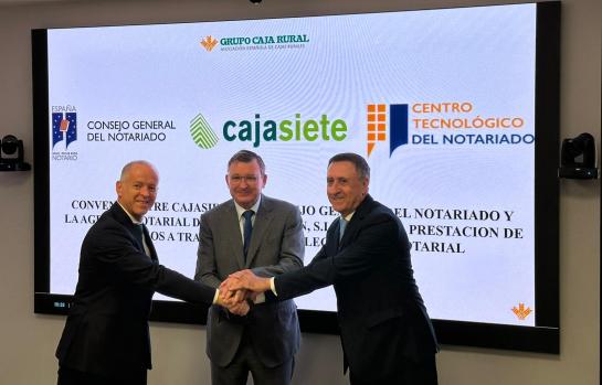 Manuel del Castillo, director general de Cajasiete; José Ángel Martínez Sanchiz, presidente del Consejo General del Notariado; y Fernando Berge, presidente de Cajasiete_img