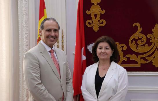 Eugenio Ribón, y Ana Buitrago, diputada responsable de abogacía de empresa_img