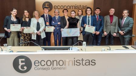 Ganadores del Torneo de Debate St. Mary´s School de Sevilla con representantes institucionales y del CGE_img