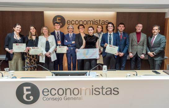 Ganadores del Torneo de Debate St. Mary´s School de Sevilla con representantes institucionales y del CGE_img