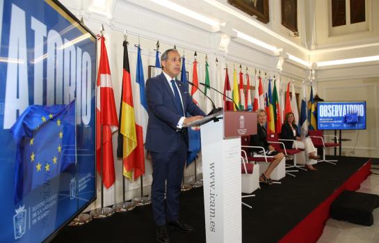 El decano del ICAM, Eugenio Ribón, en la presentación del Observatorio de Derecho de la UE, que preside junto a la diputada del ICAM Teresa Mínguez (al fondo de la imagen)_img
