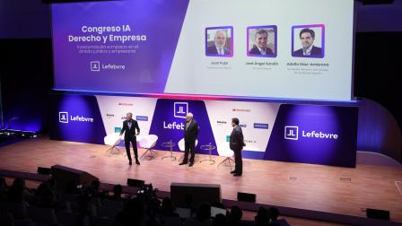 De izq a der José Ángel Sandín, CEO de Lefebvre; Juan Pujol, presidente de Lefebvre, y Adolfo Díaz-Ambrona, Secretario General y del Consejo de Santander España en el Congreso IA de Lefebvre_img
