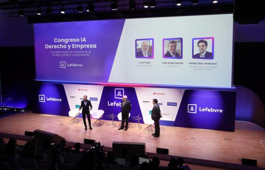 De izq a der José Ángel Sandín, CEO de Lefebvre; Juan Pujol, presidente de Lefebvre, y Adolfo Díaz-Ambrona, Secretario General y del Consejo de Santander España en el Congreso IA de Lefebvre_img