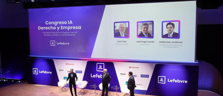 De izq a der José Ángel Sandín, CEO de Lefebvre; Juan Pujol, presidente de Lefebvre, y Adolfo Díaz-Ambrona, Secretario General y del Consejo de Santander España en el Congreso IA de Lefebvre_img