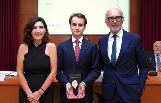 Premio Manuel Olivencia a la Excelencia Universitaria_Rocío Blanco, Marc Morros (ganador) y Rafael Fontana_img