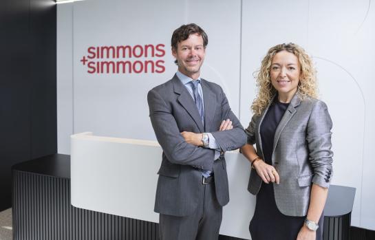 Simmons-Simmons_Luis Valdenebro y Emma Morales