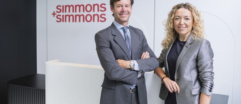 Simmons-Simmons_Luis Valdenebro y Emma Morales