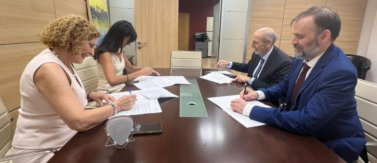 Firma de María Ángeles Ugalde y Laura Aradilla_img