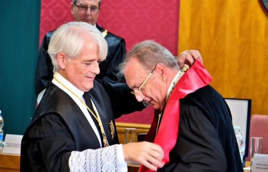 Entrega medalla CADECA