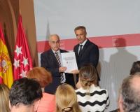 En la imagen José María García Gutiérrez.  Presidente de la Asociación Española de Abogados Urbanistas y Carlos Novillo Peris, Consejero de Medio Ambiente e Interior de la Comunidad de Madrid_img