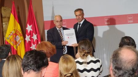 En la imagen José María García Gutiérrez.  Presidente de la Asociación Española de Abogados Urbanistas y Carlos Novillo Peris, Consejero de Medio Ambiente e Interior de la Comunidad de Madrid_img