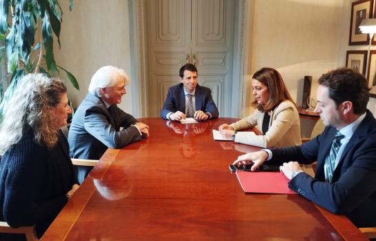 Salvador González con María del Mar García, Nuria Martínez, Borja Vargues y Enrique Badimón_img