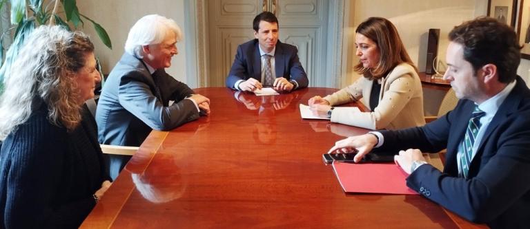 Salvador González con María del Mar García, Nuria Martínez, Borja Vargues y Enrique Badimón_img