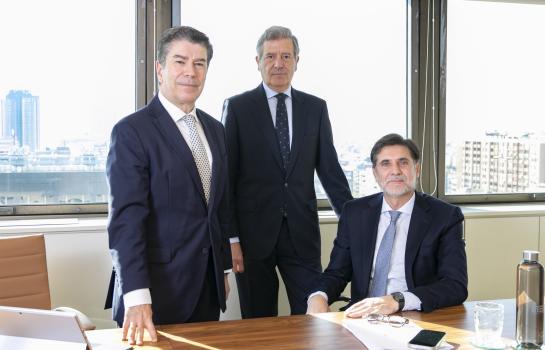 Socios directores de MBE Legal, Javier Moreno (izquierda) e Ignacio Boj (derecha) junto a Álvaro Hernando de Larramendi_img