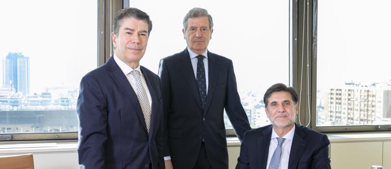 Socios directores de MBE Legal, Javier Moreno (izquierda) e Ignacio Boj (derecha) junto a Álvaro Hernando de Larramendi_img
