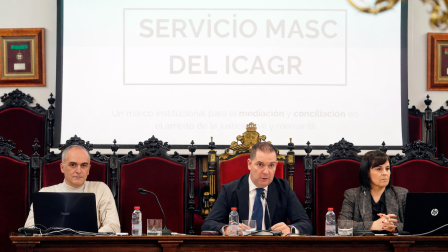 El diputado Séptimo y presidente de la Comisión de Nuevas Tecnologías de la Corporación, Alberto Salas (en el centro de la imagen), junto a la presidenta del Grupo de Mediación, Estefanía Roldán, y el responsable del Departamento de Informática, Alejandro García de ICA Granada_img