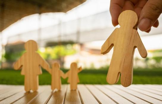 Prohibido acercarse a su hijo por impago de pensión y el interés del menor_img