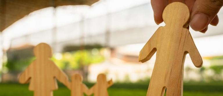 Prohibido acercarse a su hijo por impago de pensión y el interés del menor_img