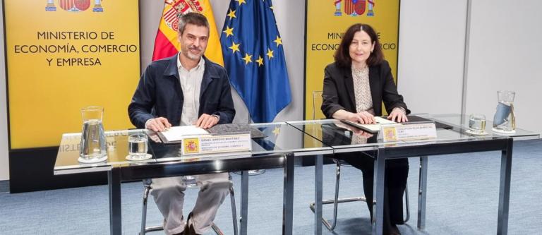 Foto-Israel Arroyo y Concepción Barrio firman el convenio_img