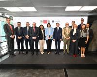 Foto de familia. Participantes y autoridades asistentes plataforma GENOE_img
