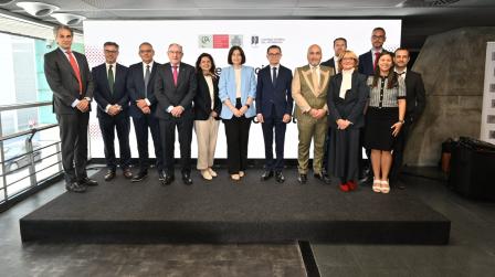 Foto de familia. Participantes y autoridades asistentes plataforma GENOE_img