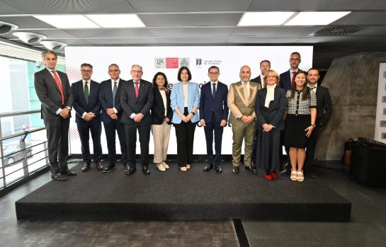 Foto de familia. Participantes y autoridades asistentes plataforma GENOE_img
