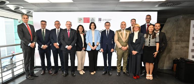Foto de familia. Participantes y autoridades asistentes plataforma GENOE_img