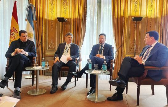 Tomás “Tomi” Pierucci (J.P. Morgan), Fernando González (El Observador España) y Juan Cerruti (Grupo Santander), moderados por Javier Bordón, socio de Belda, Bordón & Merodio_img
