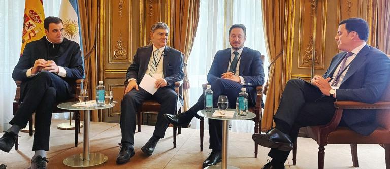 Tomás “Tomi” Pierucci (J.P. Morgan), Fernando González (El Observador España) y Juan Cerruti (Grupo Santander), moderados por Javier Bordón, socio de Belda, Bordón & Merodio_img