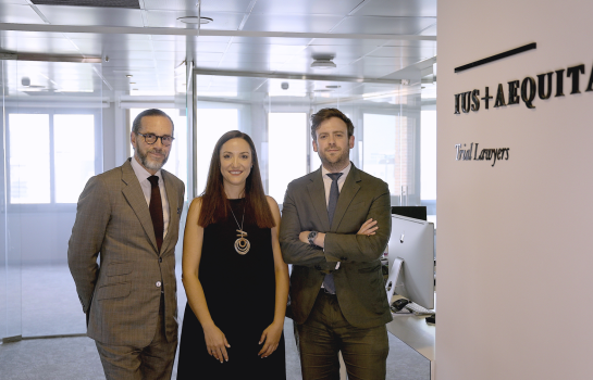 Eliseo M. Martínez, socio director, Alicia Agüero, of counsel, y Juan Pablo Tejero, responsable del área procesal civil, mercantil y de acciones colectivas