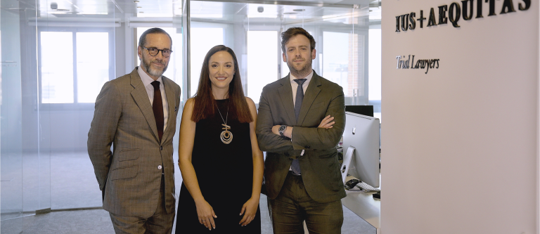Eliseo M. Martínez, socio director, Alicia Agüero, of counsel, y Juan Pablo Tejero, responsable del área procesal civil, mercantil y de acciones colectivas