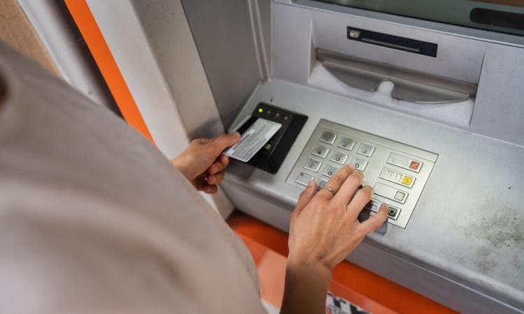 Delito de robo de la cuidadora a una anciana_img