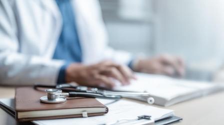 Suspensión de empleo y sueldo a un médico_img