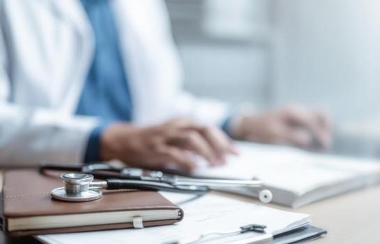 Suspensión de empleo y sueldo a un médico_img