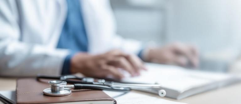 Suspensión de empleo y sueldo a un médico_img