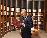 Eugenio Ribón consulta la obra en el Museo ICAM_img